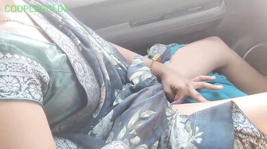Marathi bhabhi enjoys masturbation inside car
