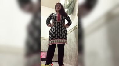 Indian Mumbai horny girl masturbates her wet pussy