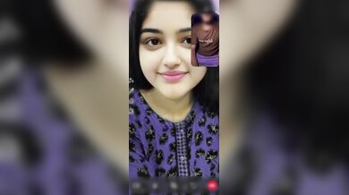 Gorgeous rose lips instagram girlfriend fingers in video call