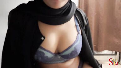 Muslim girl Zaina fucks random guy in Train compartment