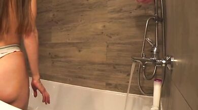 Couple fucks in the hotel bathtub