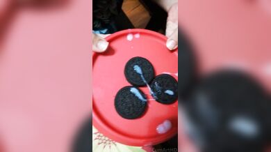 Oreo biscuit with cum licked by Girlfriend (Viral video)
