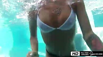 Couple fucked underwater