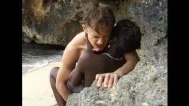 White guy fucked an ebony girl on the seashore