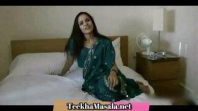 Sexy Indian girl removed her saree to get fucked