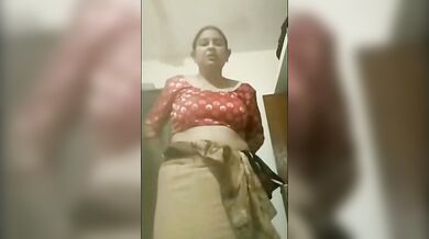 Beautiful Desi bhabhi showing Lovely boobs