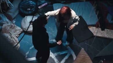 Guy tricks his beautiful bestie with time breeze watch