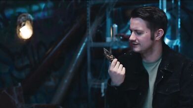 Guy tricks his beautiful bestie with time breeze watch