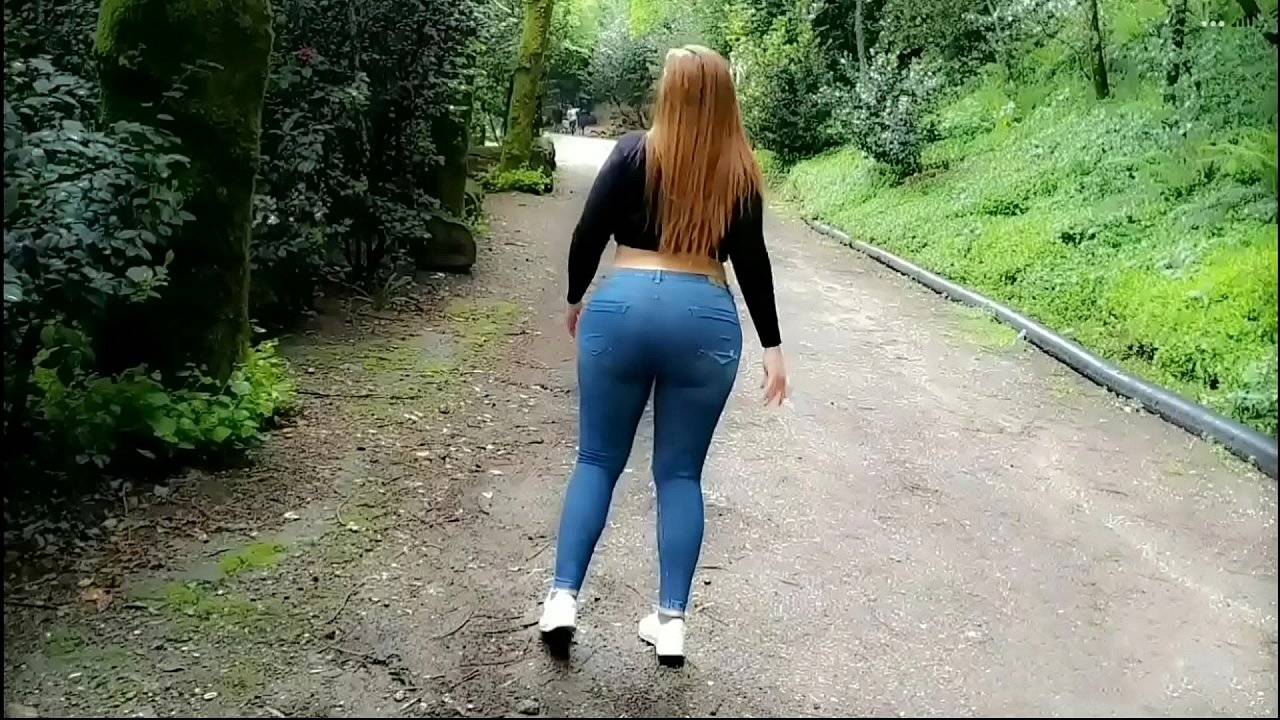 Big ass girl showing in outdoor