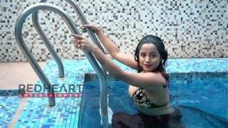 Desi saree seduction in the swimming pool