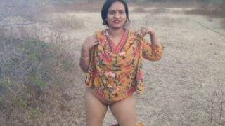 Punjabi lady fucks bussinessman in her own farm